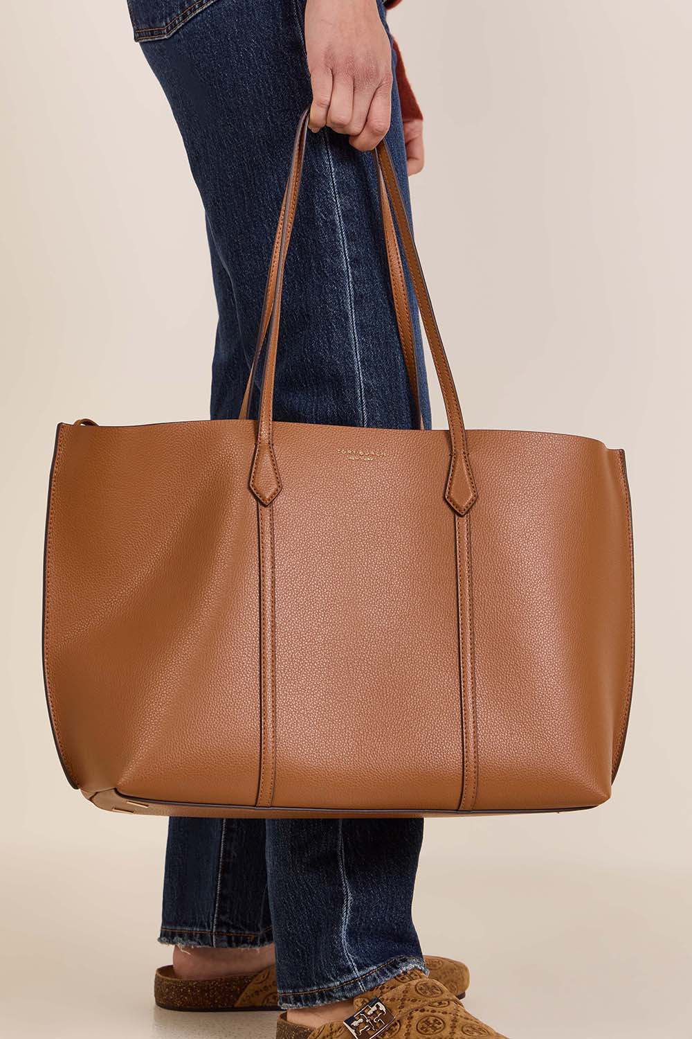 תמונת כל הלוק של תיק נשיאה פרי